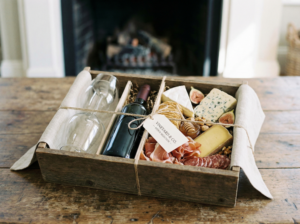 おつまみとグラスのセット